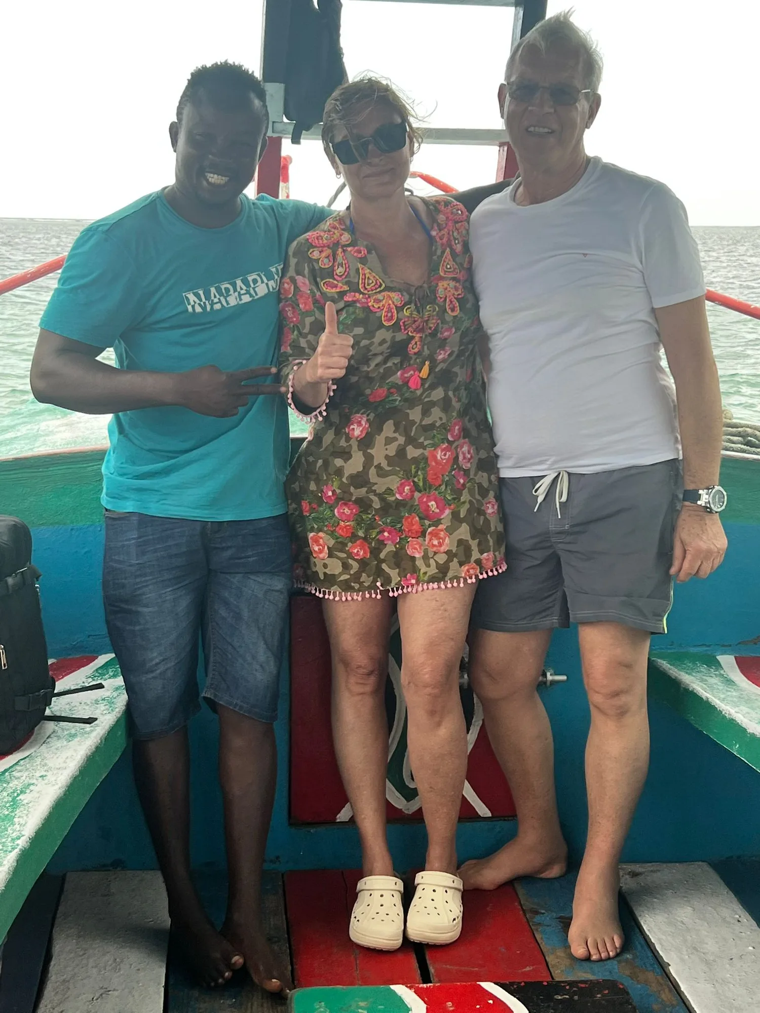 Accompagnatore e viaggiatori insieme sulla barca