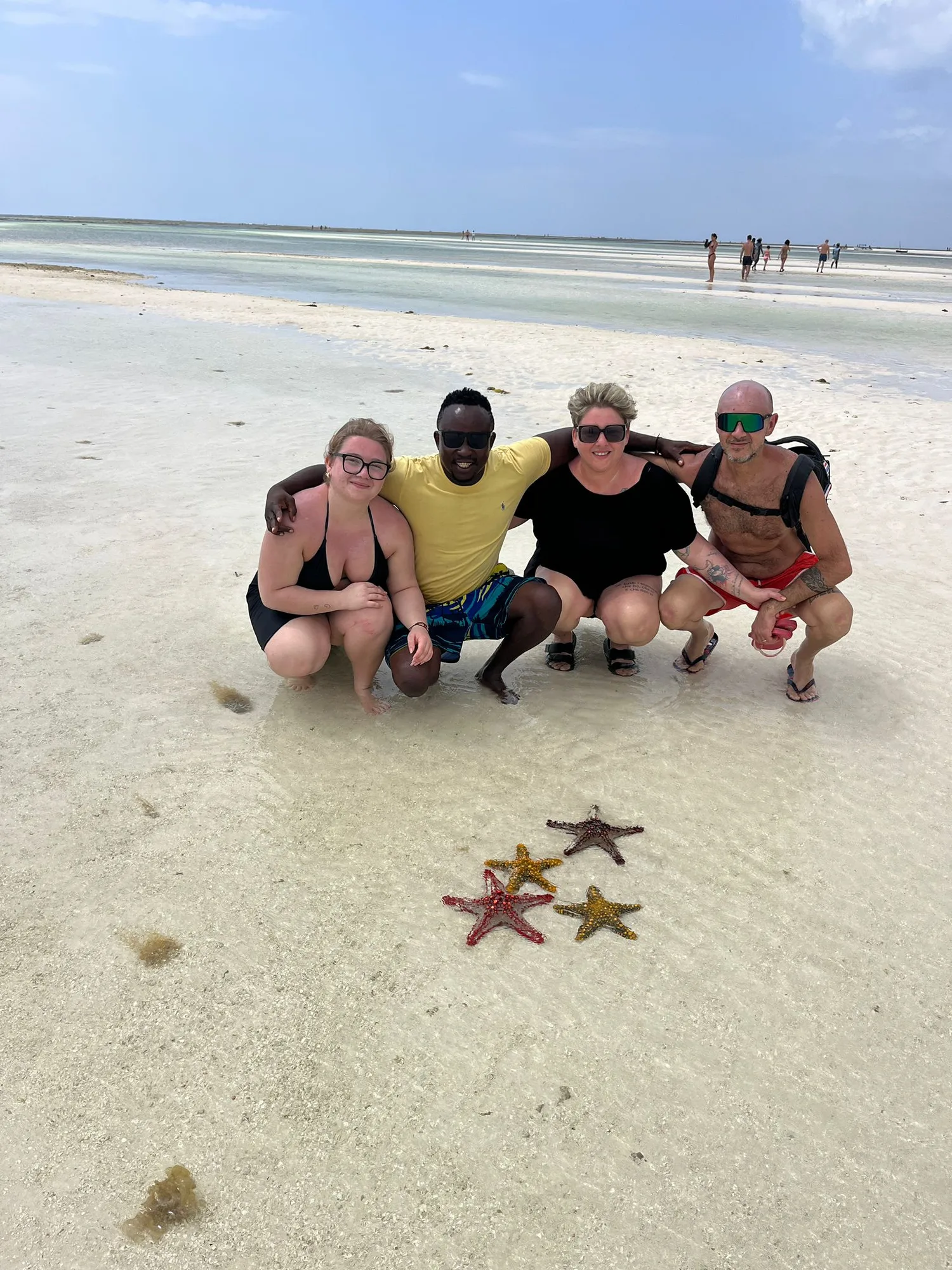 Viaggiatori con il loro accompagnatore sulla spiaggia