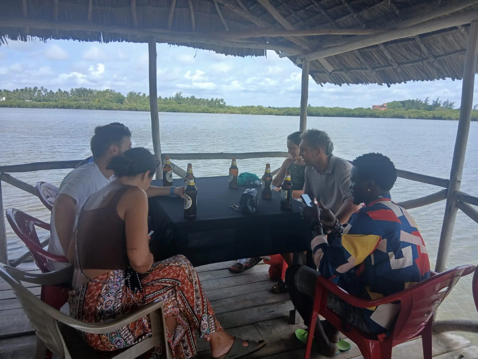 Momento di relax con il gruppo davanti alla laguna