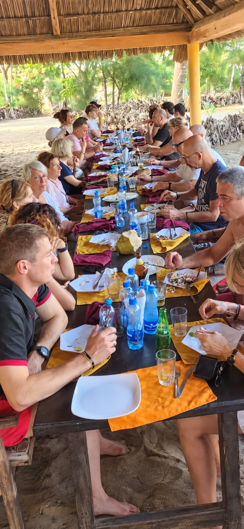 Grande tavolata durante un pranzo condiviso in escursione