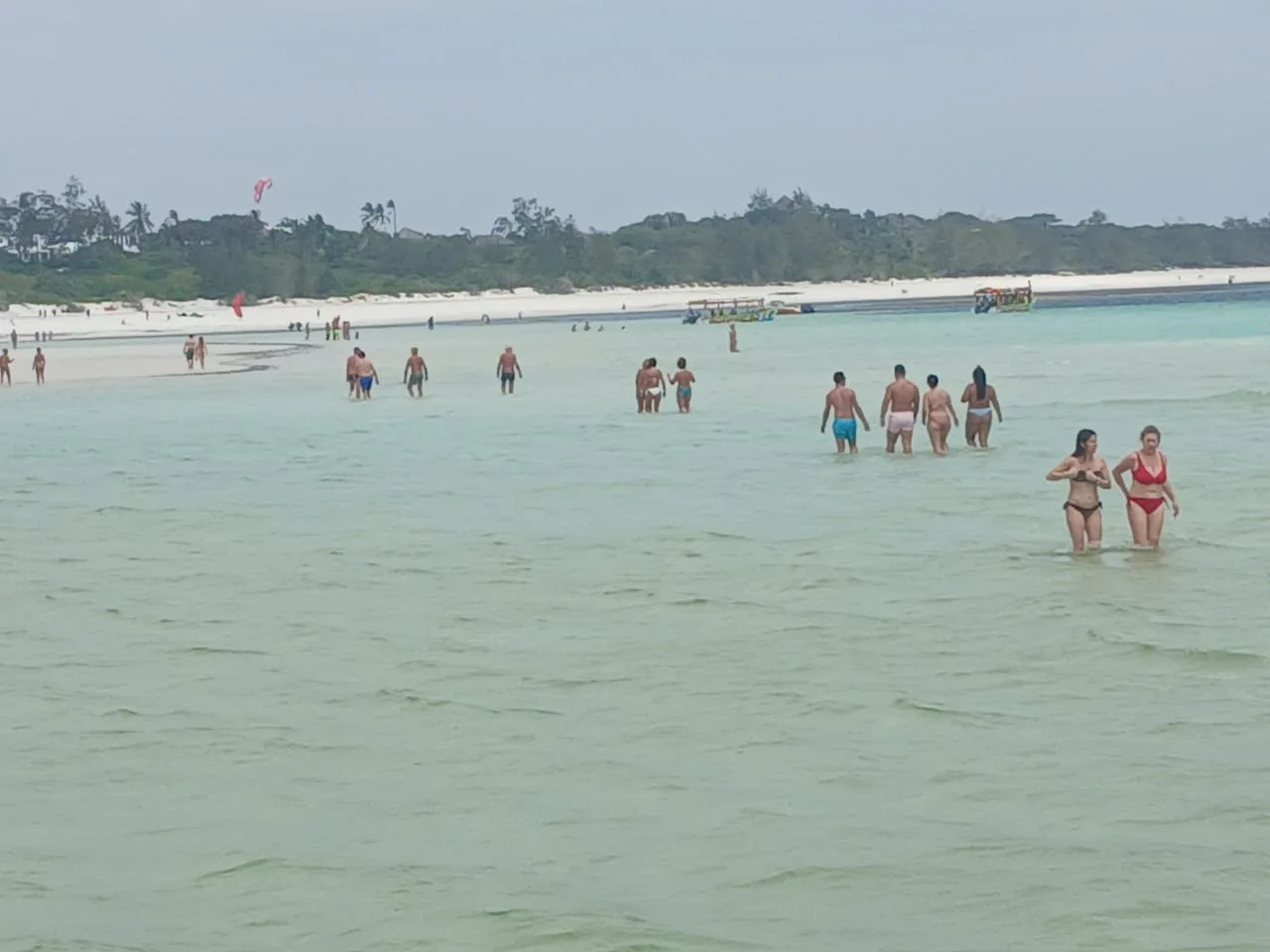 Viaggiatori nelle acque basse e trasparenti della costa kenyota
