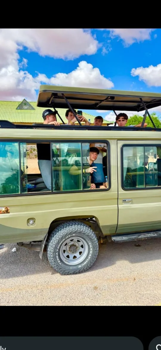 Ospiti pronti a partire a bordo del fuoristrada per il safari